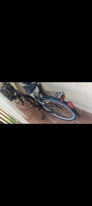 Bicicleta de paseo negra con cesta