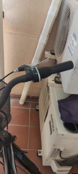 Bicicleta de paseo negra con cesta