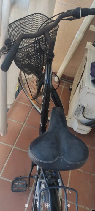 Bicicleta de paseo negra con cesta
