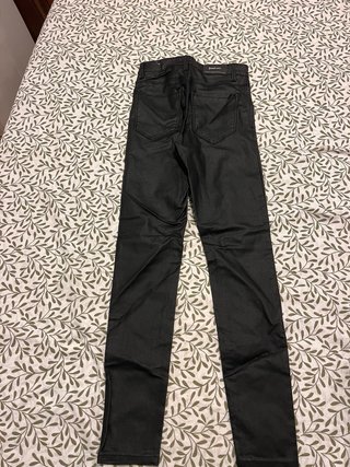 Pantalón negro de talle alto efecto piel