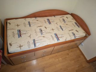 Cama juvenil con cajones de almacenaje y baldas.