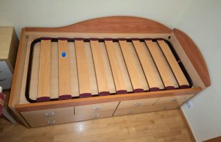 Cama juvenil con cajones de almacenaje y baldas.