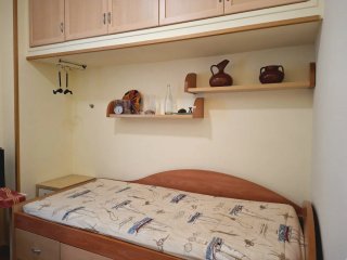 Cama juvenil con cajones de almacenaje y baldas.
