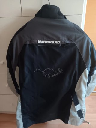 Cazadora de moto negra