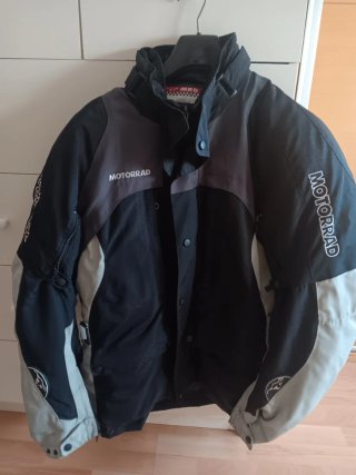 Cazadora de moto negra