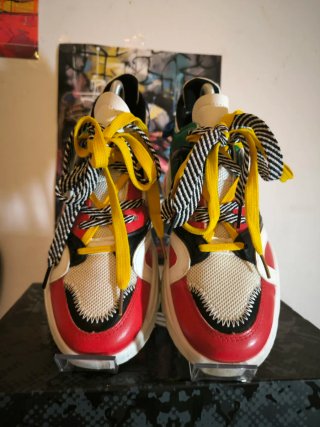 Zapatillas Multicolores y Rojas