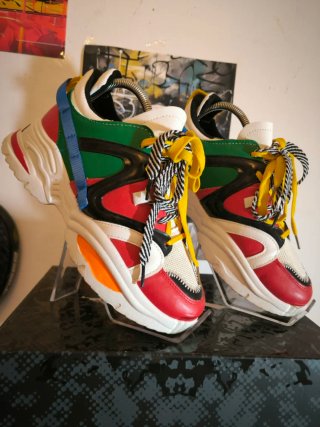 Zapatillas Multicolores y Rojas