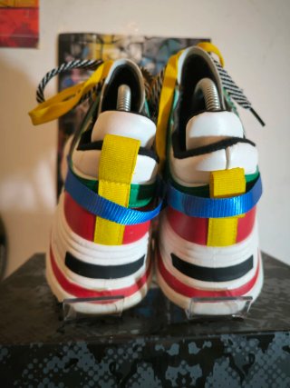 Zapatillas Multicolores y Rojas
