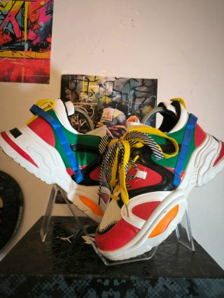 Zapatillas Multicolores y Rojas