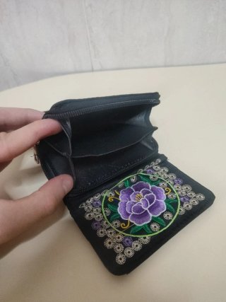 Cartera bordada flor morada