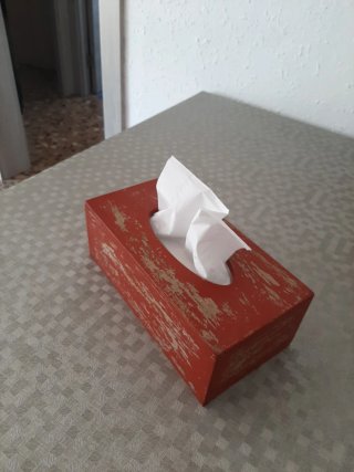 Caja de pañuelos de madera roja