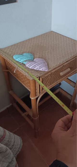 Mesita de noche de bambú y mimbre
