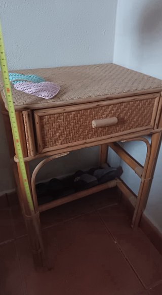 Mesita de noche de bambú y mimbre