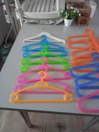Lote de 17 perchas infantiles
