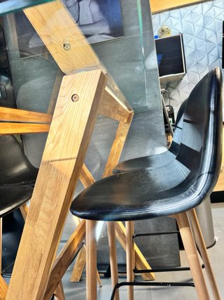 Mesa alta cristal + 4 sillas madera