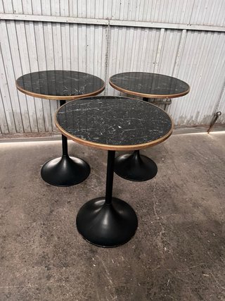 Mesa redonda de mármol negro