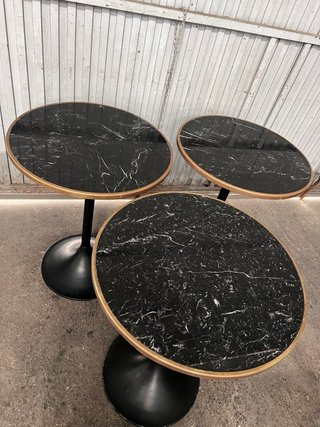 Mesa redonda de mármol negro