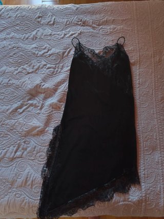 Vestido lencero negro con encaje, es elástico