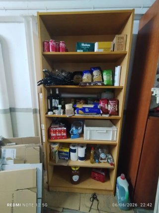armarios, sofás, estanteria, perchero y escritorio