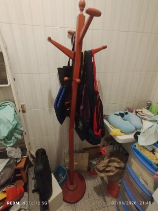 armarios, sofás, estanteria, perchero y escritorio