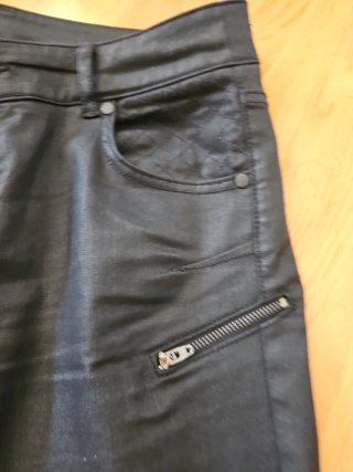 Pantalones negros efecto piel con cremalleras