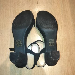 Sandalias negras de tacón