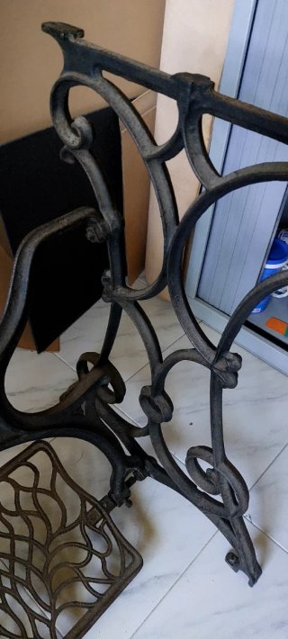 Pie de máquina de coser antigua