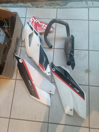 SWM SM 125 R Supermotard Roja y Negra