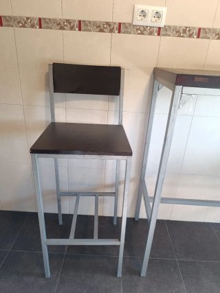 Mesa alta y 2 taburetes cocina