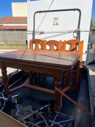 Mesa de madera maciza con 4 sillas