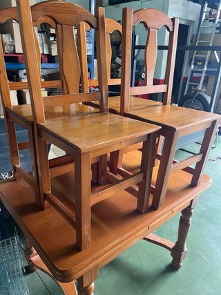 Mesa de madera maciza con 4 sillas