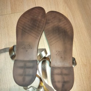 Sandalias doradas Zara