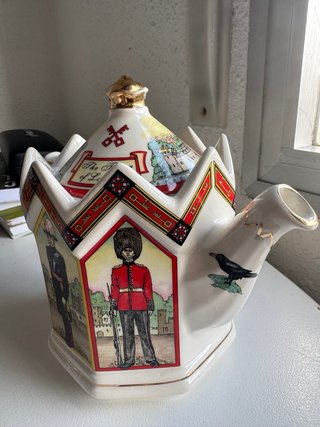 Tetera decorada con Torre de Londres