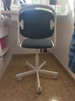 Silla de escritorio infantil negra y blanca