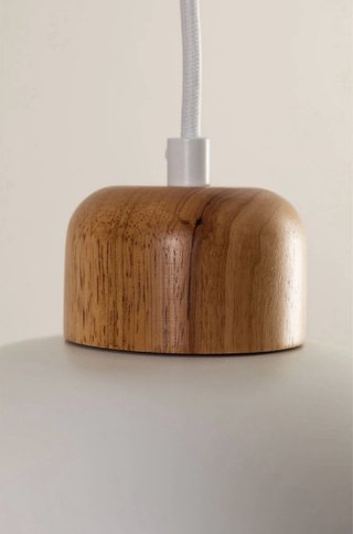 Lámpara de techo blanca con madera
