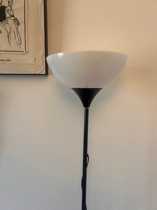Lámpara de pie Ikea blanca y negra