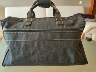 Bolsa de viaje negra con detalles morados