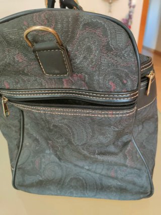 Bolsa de viaje negra con detalles morados