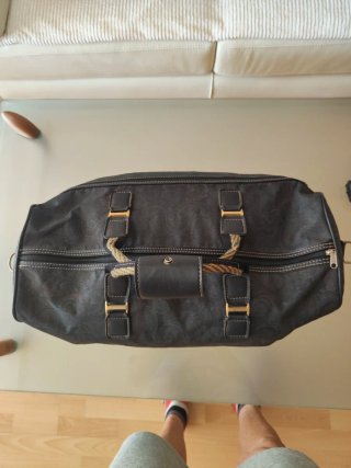 Bolsa de viaje negra con detalles morados