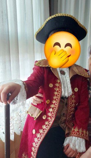 Traje infantil Barroco dorado y rojo.