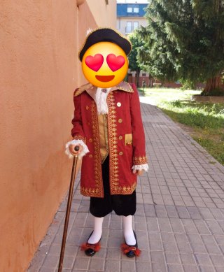 Traje infantil Barroco dorado y rojo.