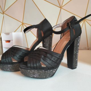 Zapatos de tacón negros y plateados