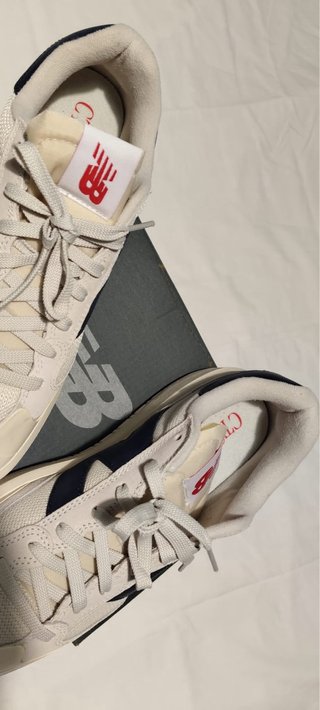 Zapatillas New Balance beige y azul