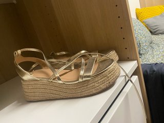 Sandalias doradas con cuña de esparto
