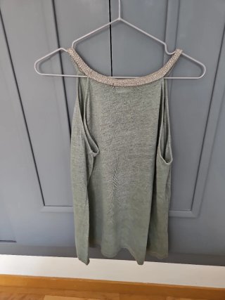 Camiseta verde con cuello adornado