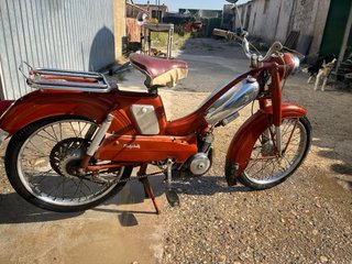 Moto Guzzi Moped Roja y Plateada