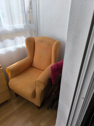 Sillón orejero amarillo