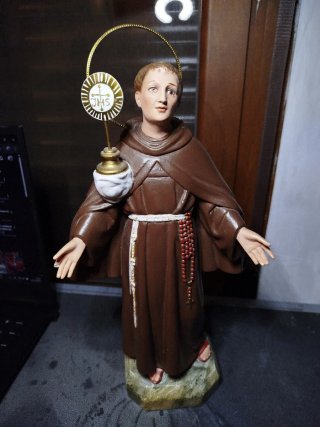 Restauración y repintado de figuras de escayola