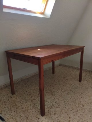 Mesa de comedor de madera