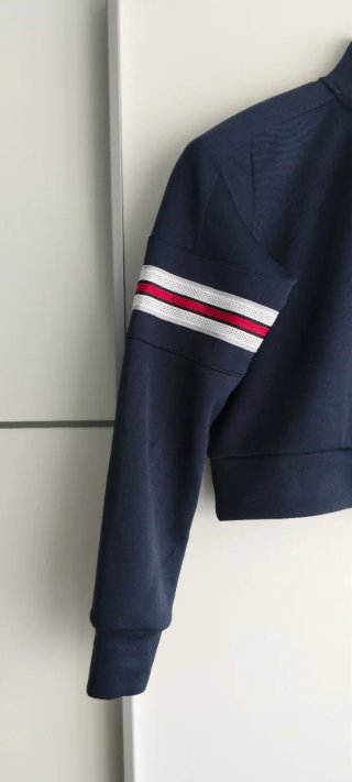 Sudadera New Balance azul crop top